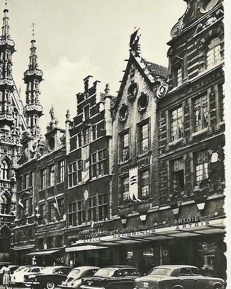 De gevel van Gambrinus op de Grote Markt in 1958, zwart-witfoto